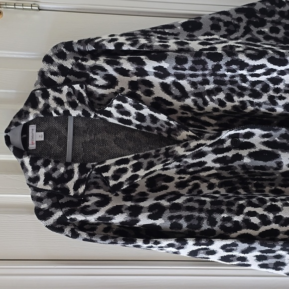 LIZ CLAIBORNE WOMENS PLUS SIZE GRAY/BLACK ANIMAL PRINT FRONT BUTTON SWEATER PXXL - Picture 4 of 16